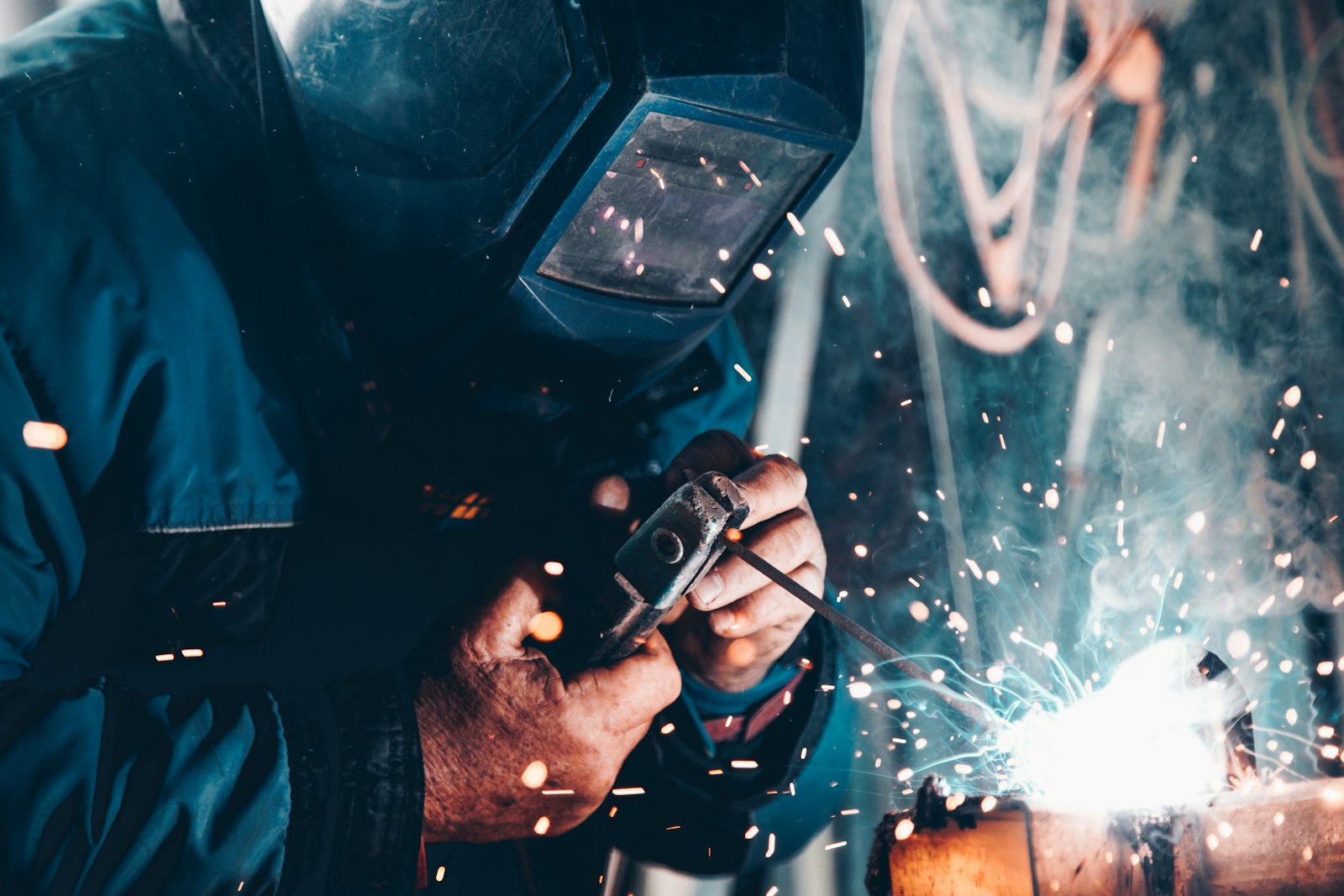 Welding work on a steel element